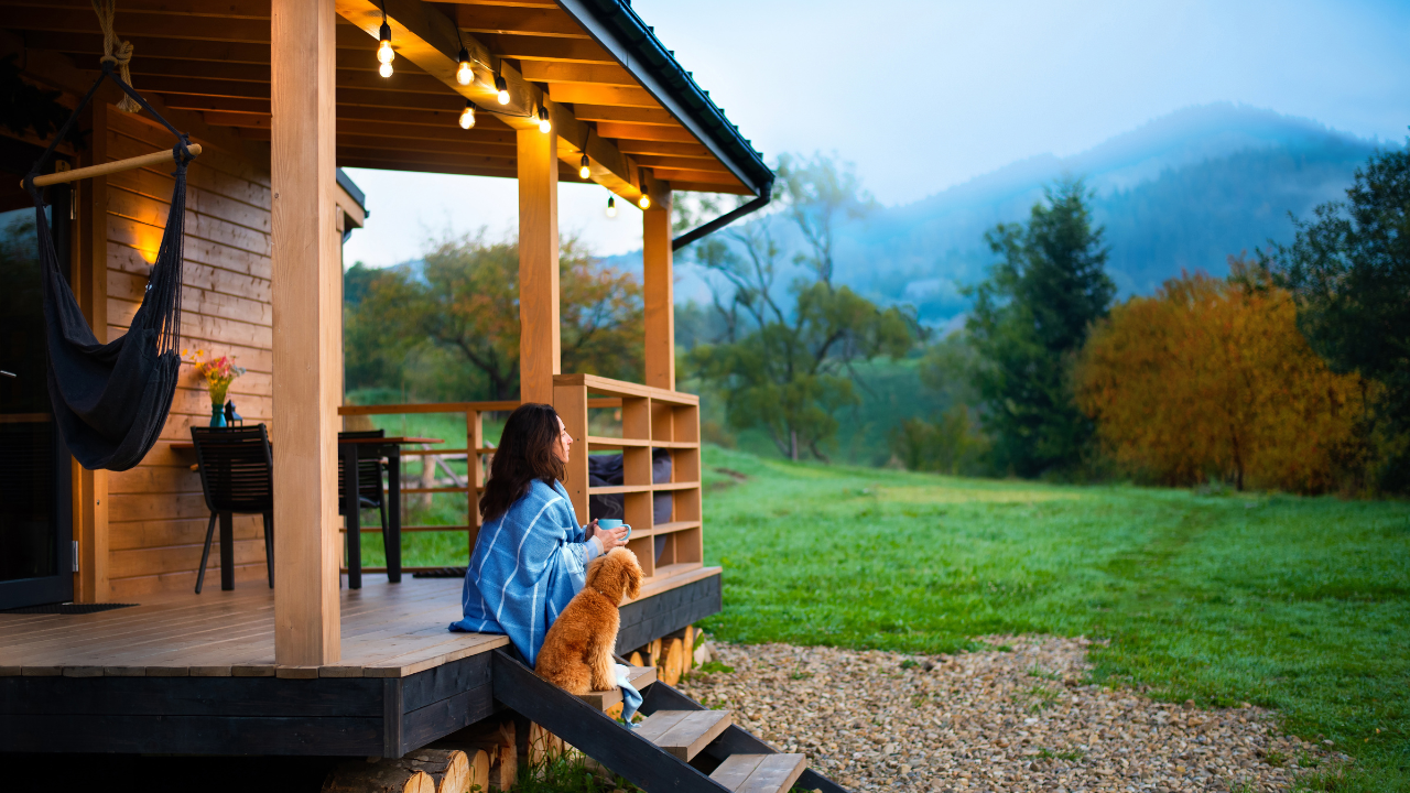 Eine Tierhalterin genießt den Urlaub mit ihrem Hund in einer tollen Unterkunft.